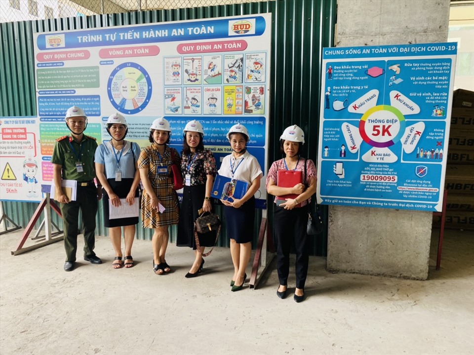 Đoàn kiểm tra liên ngành kiểm tra 30 đơn vị, doanh nghiệp trên địa bàn quận Cầu Giấy về công tác an toàn vệ sinh lao động. Ảnh: CĐQ