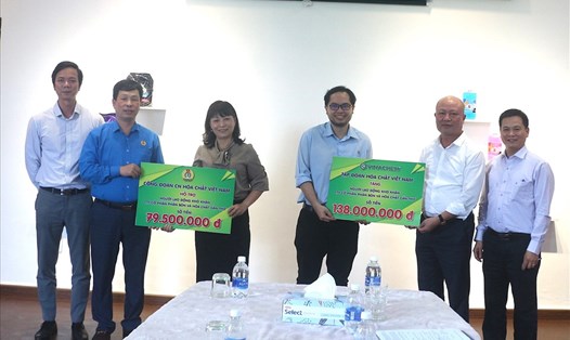 Lãnh đạo Tập đoàn và Công đoàn Công nghiệp Hoá chất Việt Nam trao hỗ trợ cho đại diện người lao động khó khăn. Ảnh: CĐHC