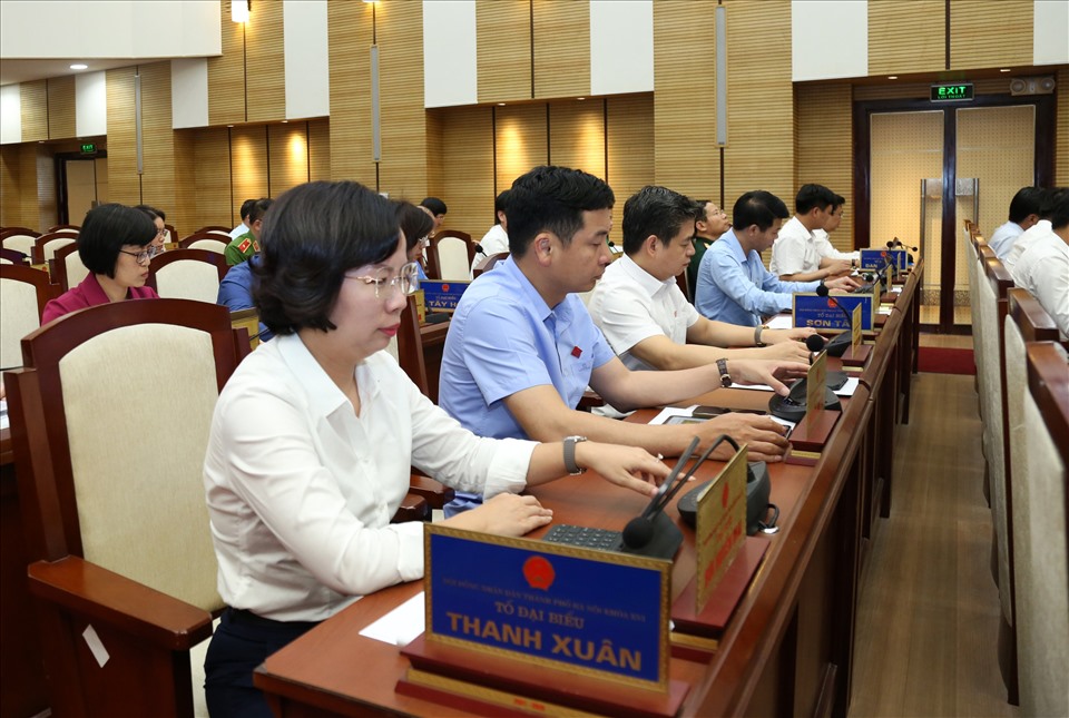 Các đại biểu HĐND TP Hà Nội biểu quyết thông qua Nghị quyết. Ảnh: TTBC