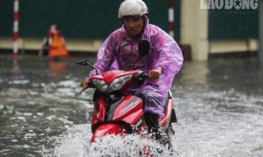 Thời gian gần đây, Hà Nội liên tục mưa lớn khiến đường phố ngập úng, nhiều phương tiện xe máy "sặc nước" giữa đường. Ảnh minh họa: Sơn Tùng.