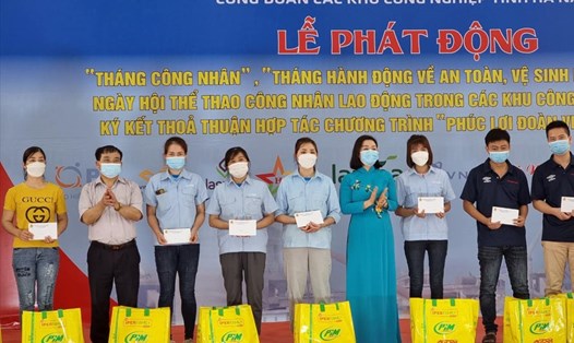 Cán bộ công đoàn tỉnh Hà Nam tặng quà cho đoàn viên có hoàn cảnh khó khăn. Ảnh: CĐHN