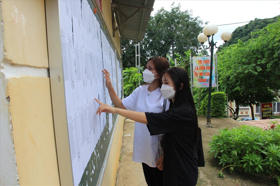 Chiều 6.7, thí sinh đã đến các điểm thi để làm thủ tục dự thi, kiểm tra lại các thông tin về họ tên, số báo danh... Ảnh: Trần Trọng