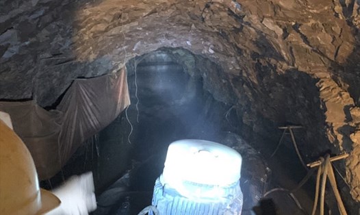 Từ vị trí đặt máy bơm trong cùng, lực lượng tìm kiếm đã nhìn thấy đáy hầm thủy điện - nơi nghi công nhân mắc kẹt. Ảnh: Văn Luyện