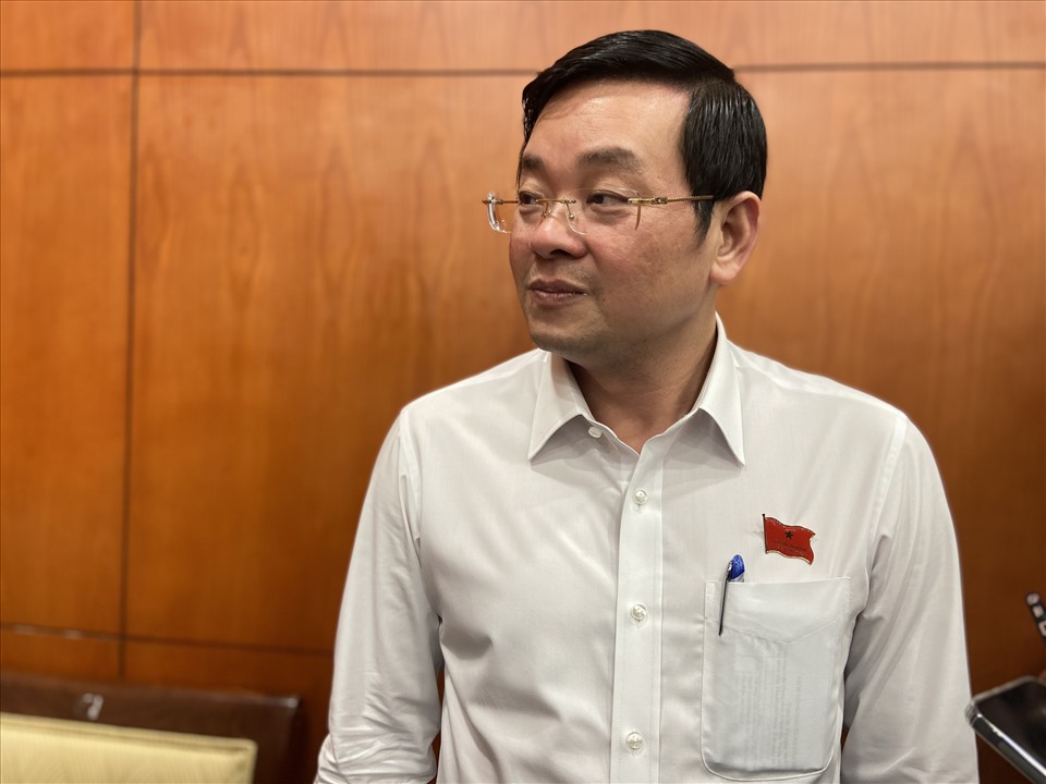 Ông Nguyễn Toàn Thắng - Giám đốc Sở Tài nguyên và Môi trường trả lời báo chí chiều nay. Ảnh: Thư Trần