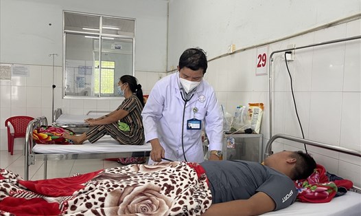 Bác sĩ Trung tâm Y tế Phú Quốc thăm khám cho bệnh nhân. Ảnh: Hoàng Dung