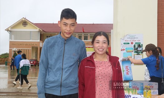 Hai mẹ con chị Tráng Thị Dụ (39 tuổi) cùng là thí sinh trong kỳ thi THPT Quốc gia năm nay. Ảnh: Khánh Linh