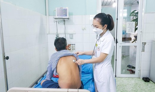 Bệnh nhân Nguyễn Văn V. phải nhập viện cấp cứu sau khi hút thử thuốc lá điện tử. Ảnh: BVĐK TQ