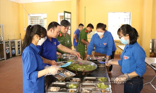 Hàng trăm suất ăn miễn phí được đoàn viên thanh niên huyện Mù Cang Chải nấu nướng, phục vụ các thí sinh thi tốt nghiệp THPT. Ảnh: Văn Đức.
