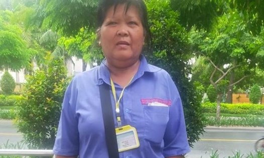 Nhân viên Nguyễn Thị Lành phục vụ tuyến Bến xe buýt Sài Gòn – Thạnh Lộc. Ảnh: TTGTCC