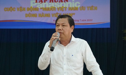 Ông Nguyễn Văn Cường - Trưởng ban Tuyên giáo và Nữ Công LĐLĐ tỉnh - báo cáo tại buổi tập huấn. Ảnh: T.A
