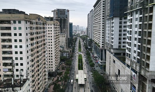 Hai bên đường Lê Văn Lương "gánh" nhiều chung cư cao tầng. Ảnh: Hải Nguyễn