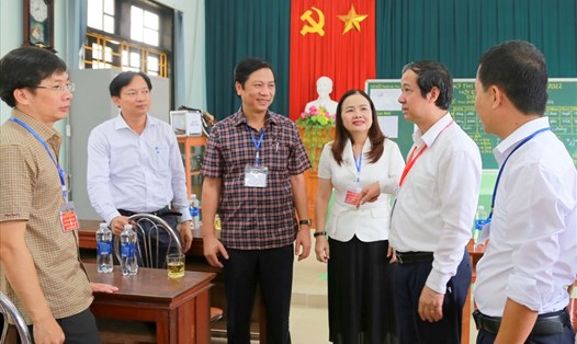 Bộ trưởng Nguyễn Kim Sơn cùng lãnh đạo tỉnh Quảng Trị đến kiểm tra, thị sát tại điểm thi Trường THPT Hải Lăng (tỉnh Quảng Trị). Ảnh: HT.