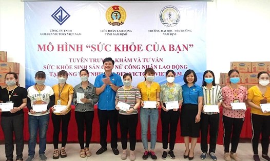 Cán bộ công đoàn tỉnh Nam Định tặng quà CNLĐ. Ảnh: CĐNĐ
