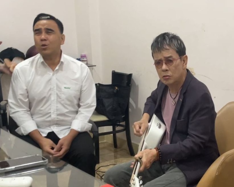 MC Quyền Linh, nhạc sĩ Đức Huy hát trong hậu trường. Ảnh: CTCC.