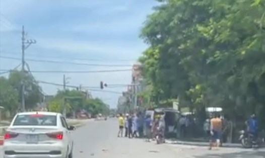 Hiện trường vụ va chạm giữa xe cứu thương không phép với xe máy điện tại TP.Thái Bình khiến 2 thiếu nữ 15 tuổi bị thương nặng. Ảnh cắt từ clip: CTV