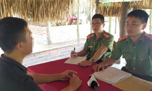 Một nạn nhân (áo đen, bên trái) bị lừa đảo bán sang Campuchia với lời hứa "việc nhẹ, lương cao". Ảnh: Bộ Công an
