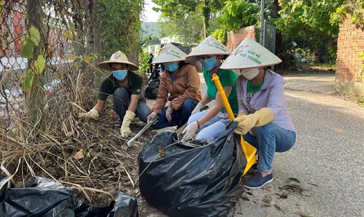 Dọn dẹp rác thải, phát hoang bụi rậm không để nước đọng làm nơi trú ngụ cho muỗi gây bệnh sốt xuất huyết. Ảnh: PV