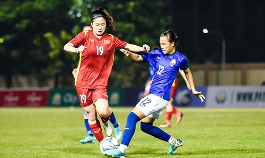 Đội tuyển nữ Việt Nam gặp rất nhiều khó khăn vì trời mưa nặng hạt tại Binan trong lượt trận thứ 2 vòng bảng AFF Cup nữ 2022. Ảnh: VFF