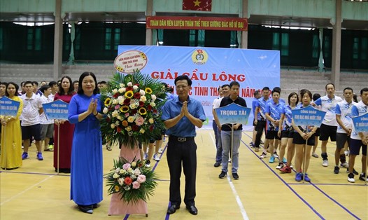 Phó Chủ tịch LĐLĐ tỉnh Thái Bình - Nguyễn Thanh Bình tặng hoa chúc mừng tại buổi khai mạc giải cầu lông cán bộ, công chức viên chức. Ảnh: B.M