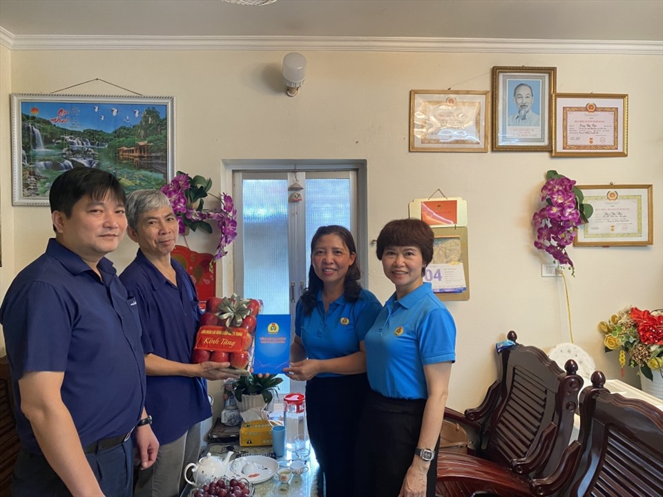 Liên đoàn Lao động quận Hai Bà Trưng thăm, tặng quà nhân 75 năm Ngày Thương binh liệt sĩ. Ảnh: CĐQ
