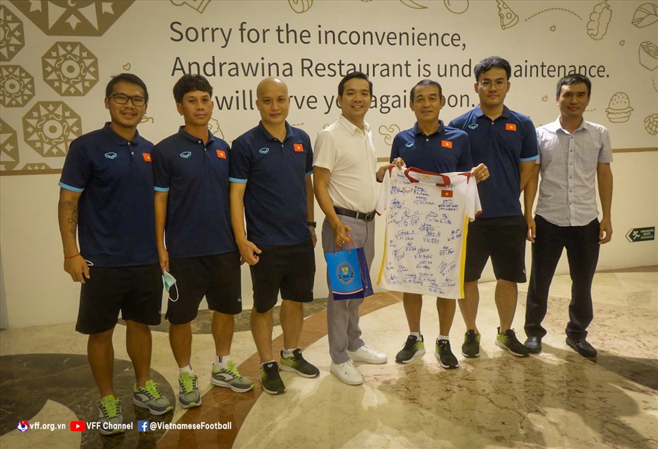 Hội doanh nghiệp Việt Nam tại Indonesia động viên U19 Việt Nam