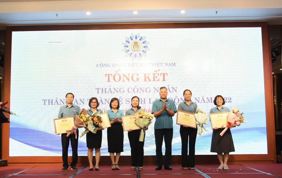 Công đoàn Dệt May Việt Nam trao khen thưởng. Ảnh: CĐN