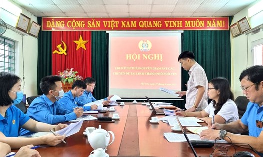 Đoàn công tác của LĐLĐ tỉnh Thái Nguyên kiểm tra, giám sát tại LĐLĐ huyện Phổ Yên. Ảnh: CĐTN