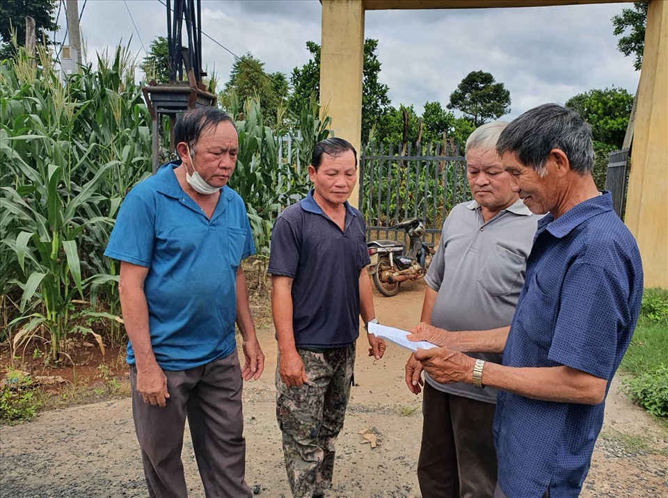 Những người có uy tín tại thôn 3, xã Cư Suê (huyện Cư M'gar, tỉnh Đắk Lắk) đã nhiều lần gửi đơn lên UBND tỉnh Đắk Lắk đề nghị xem xét lại kết luận Thanh tra tại lô đất gia đình ông Vũ Đức Dậu nhưng đến nay chưa có kết quả. Ảnh: Bảo Trung