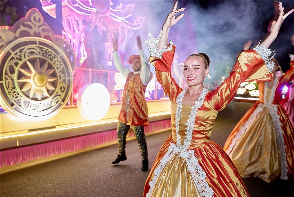 Đại nhạc hội “Take me to the sun” diễn ra vào lúc 19 giờ ngày 9.7, tại sân khấu ngoài trời dưới chân vòng quay Sun Wheel của Công viên châu Á (Asia Park) với chủ đề “Sống như ánh mặt trời”.