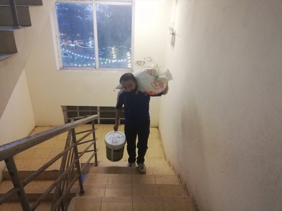 Cư dân buộc phải mang vác vật nặng lên phòng trọ những khi cả 2 thang máy đều dừng hoạt động. Ảnh: NVCC