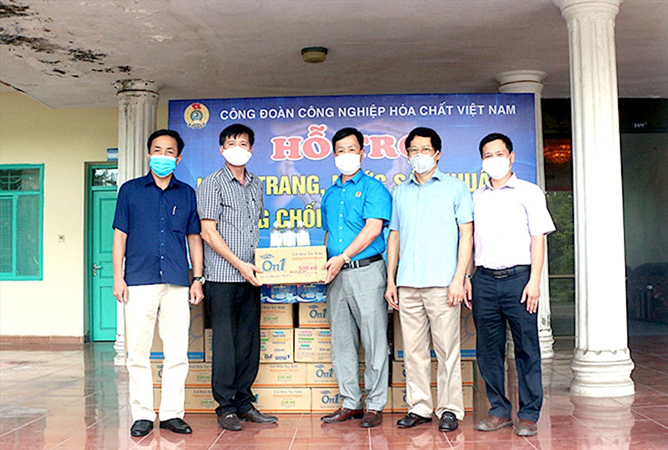 Lãnh đạo Công đoàn Công nghiệp Hoá chất Việt Nam trao hỗ trợ tới các đơn vị. Ảnh: CĐHC