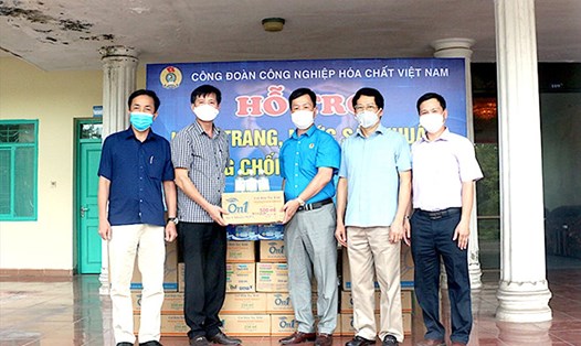 Lãnh đạo Công đoàn Công nghiệp Hoá chất Việt Nam trao hỗ trợ tới các đơn vị. Ảnh: CĐHC