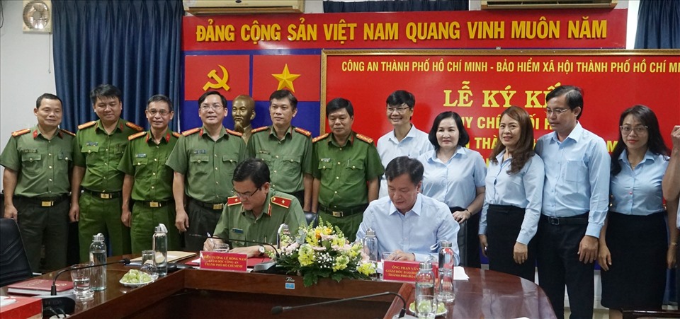 Đại diện BHXH và Công an TPHCM ký quy chế phối hợp. Ảnh: Đức Long