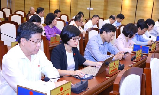 Các đại biểu HĐND TP Hà Nội bấm nút thông qua nghị quyết. Ảnh: TTBC