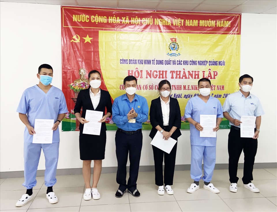 Ông Vũ Hoài Phương – Phó Chủ tịch LĐLĐ tỉnh Quảng Ngãi trao quyết định kết nạp đoàn viên TNHH M.E. Nikkiso Việt Nam. Ảnh: Xuân Quang