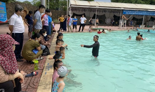 Tổ chức dạy bơi cho học sinh là con công nhân, đoàn viên công đoàn trong dịp hè tại TP Vinh. Ảnh: TV