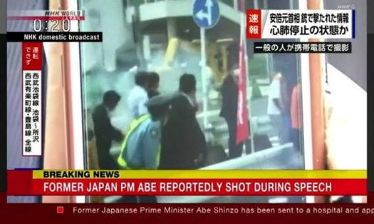 Cựu Thủ tướng Nhật Bản Abe Shinzo phát biểu gần ga Yamato Saidaiji ở tỉnh Nara ngày 8.7. Ảnh chụp màn hình Yomiuri Shimbun