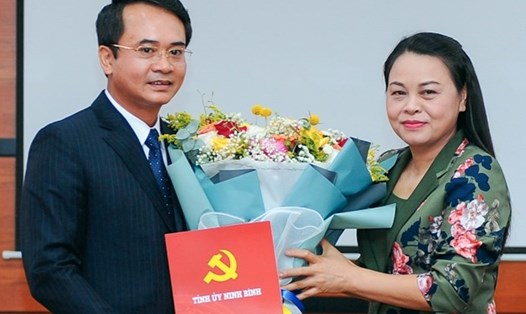 Bà Nguyễn Thị Thu Hà, Bí thư Tỉnh ủy Ninh Bình trao quyết định cho ông Đặng Xuân Nguyên. Ảnh: NT