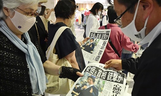 Ấn bản bổ sung của tờ báo Yomiuri Shimbun ở Sapporo, tỉnh Hokkaido ngày 8.7 sau khi cựu Thủ tướng Nhật Bản Abe Shinzo bị bắn. Ảnh chụp màn hình Yomiuri Shimbun