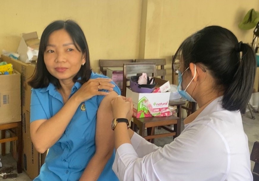 Cán bộ cơ quan LĐLĐ tỉnh An Giang tiêm ngừa mũi 4 phòng chống dịch COVID-19. Ảnh: Cẩm Tú