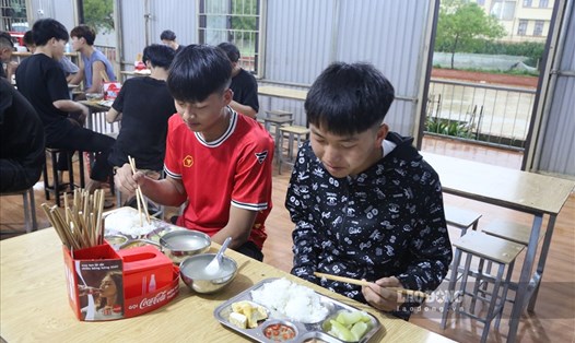 Thí sinh tại điểm thi THPT Vân Hồ thưởng thức những bữa ăn ngon miễn phí. Ảnh: Khánh Linh