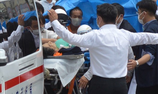 Cựu Thủ tướng Nhật Bản Abe Shinzo được đưa tới bệnh viện cấp cứu sau khi bị bắn. Ảnh: AFP