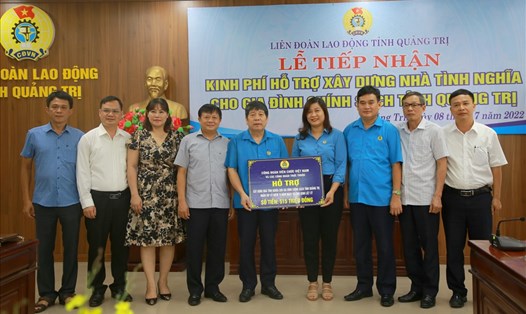 Công đoàn viên chức Việt Nam trao tiền hỗ trợ xây dựng nhà tình nghĩa cho gia đình chính sách ở tỉnh Quảng Trị. Ảnh: Hưng Thơ.