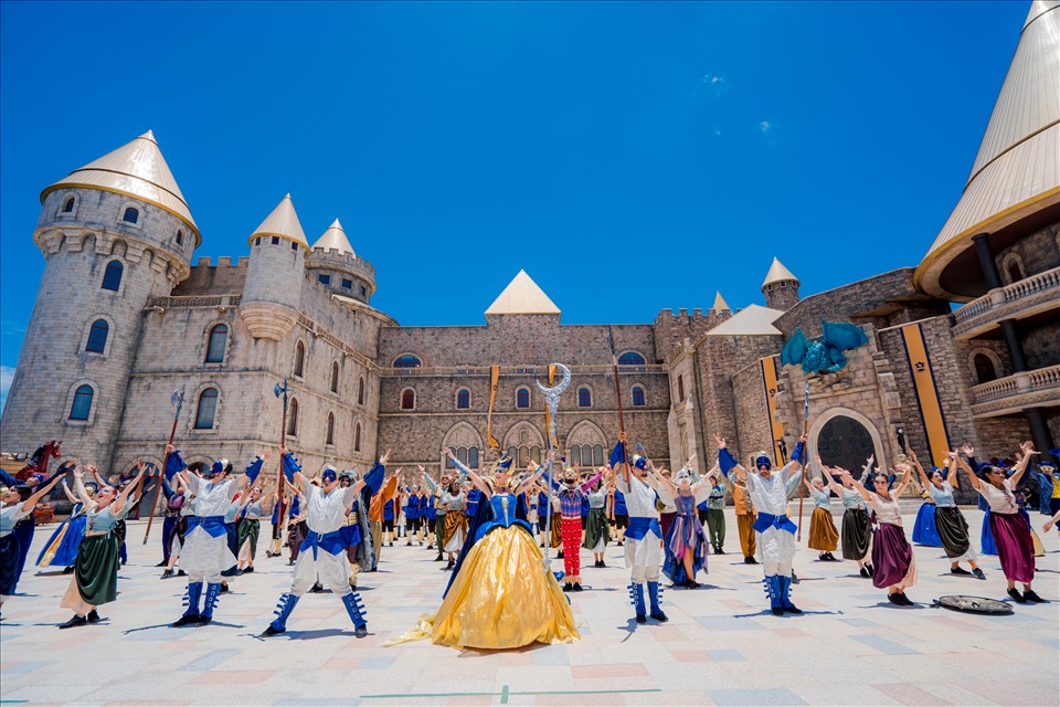 Du khách sẽ có những trải nghiệm mới lạ khi đến Bà Nà Hills. Ảnh: Hà