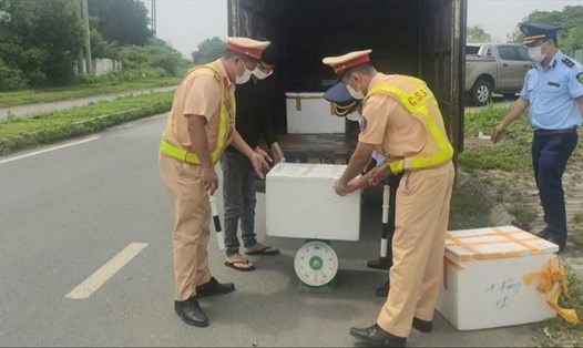 Lực lượng chức năng đã bắt giữ các thùng chứa hơn 100kg nội tạng bốc mùi hôi thối. Ảnh: CACC.