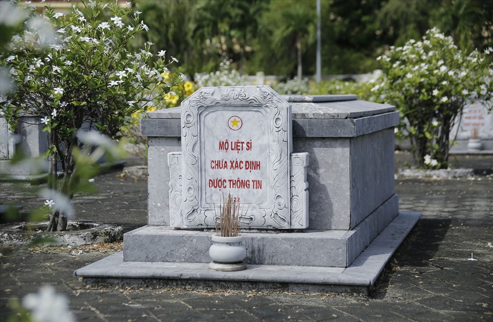 Hơn 20.000 bia mộ “liệt sĩ vô danh” ở Quảng Nam được đổi tên thành “liệt sĩ chưa xác định được thông tin”. Ảnh: Thanh Chung
