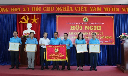 Trao cờ, bằng khen của Tổng Liên đoàn Lao động Việt Nam cho các tập thể, cá nhân có thành tích xuất sắc trong các phong trào thi đua.