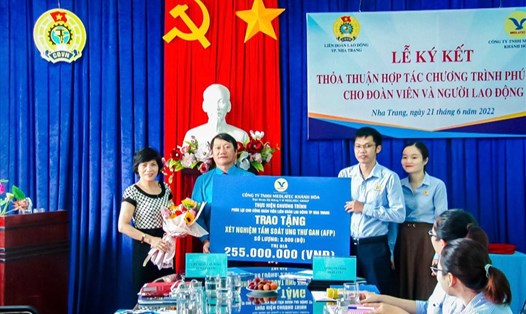 LĐLĐ TP.Nha Trang tiếp nhận gói phúc lợi sức khỏe cho đoàn viên từ thỏa thuận ký kết với doanh nghiệp. Ảnh: Q.Anh