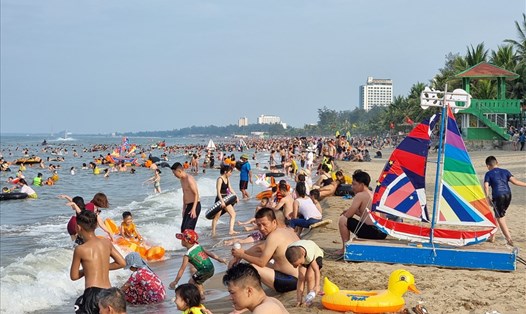 Biển Cửa Lò (Nghệ An) đông nghịt người vào dịp hè 2022. Ảnh: Quang Đại