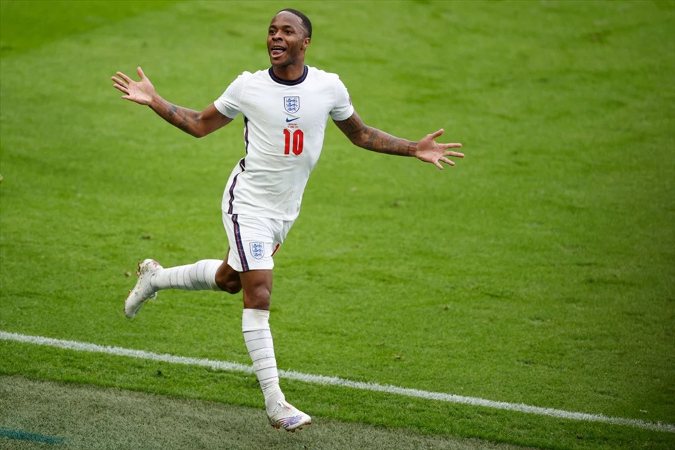Chelsea khôn ngoan khi chiêu mộ Sterling thay vì Ronaldo